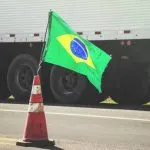 Bandeira do Brasil em um cone na rodovia
