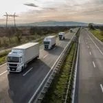 Comboio de caminhões em uma rodovia